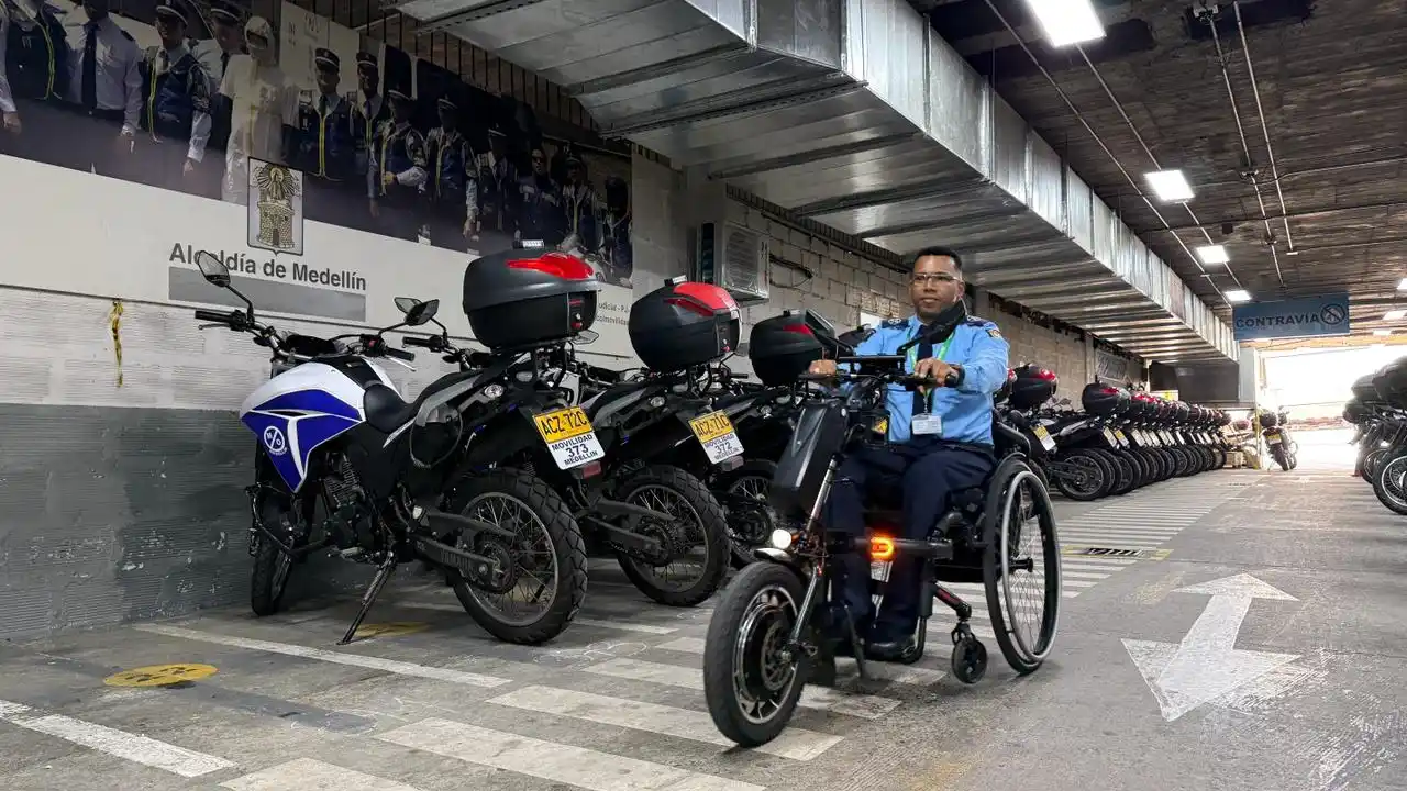 Primer agente de tránsito en silla de ruedas en Medellín