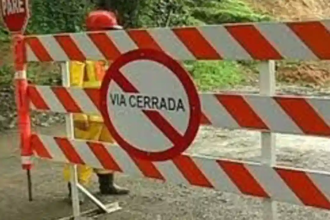 Árbol cayó sobre moto y carro en la vía Medellín–Urabá: tres personas resultaron heridas