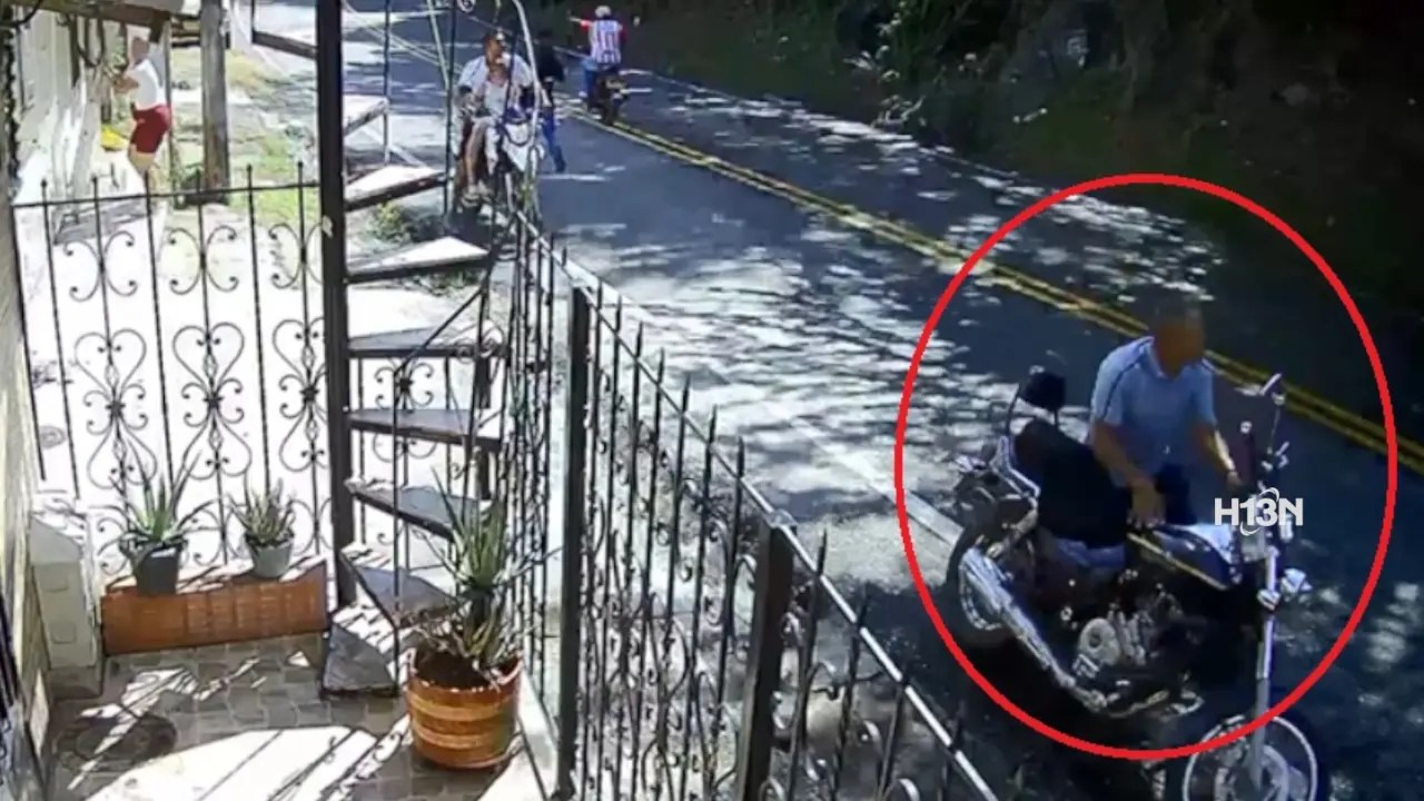 Video: Roca gigante bajó con fuerza y aplastó una moto en Dabeiba, Antioquia