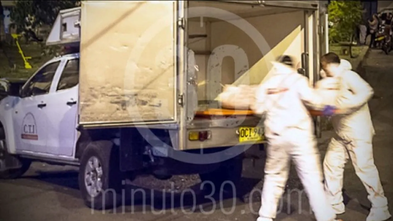 Un hombre, cuya identidad aún no ha sido establecida, falleció en la noche del martes 5 de agosto tras, al parecer, ser atacado con arma blanca cerca de la estación Suramericana del metro, en Medellín. Según información preliminar, las autoridades recibieron un reporte de un hombre herido en vía pública. Al llegar, las autoridades encontraron al masculino, al parecer con múltiples lesiones con arma blanca. Posteriormente, fue trasladado a la Policlínica, en donde ingresa sin signos vitales. La víctima, aún no identificada, presuntamente sería un habitante de calle. Las autoridades investigan si se trató de una riña, un ajuste de cuentas o algún otro móvil. Más noticias de Medellín