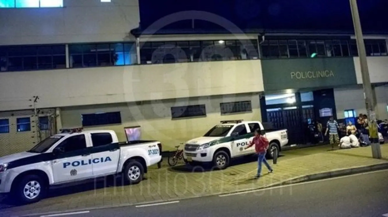 muerto, estacion de policia,