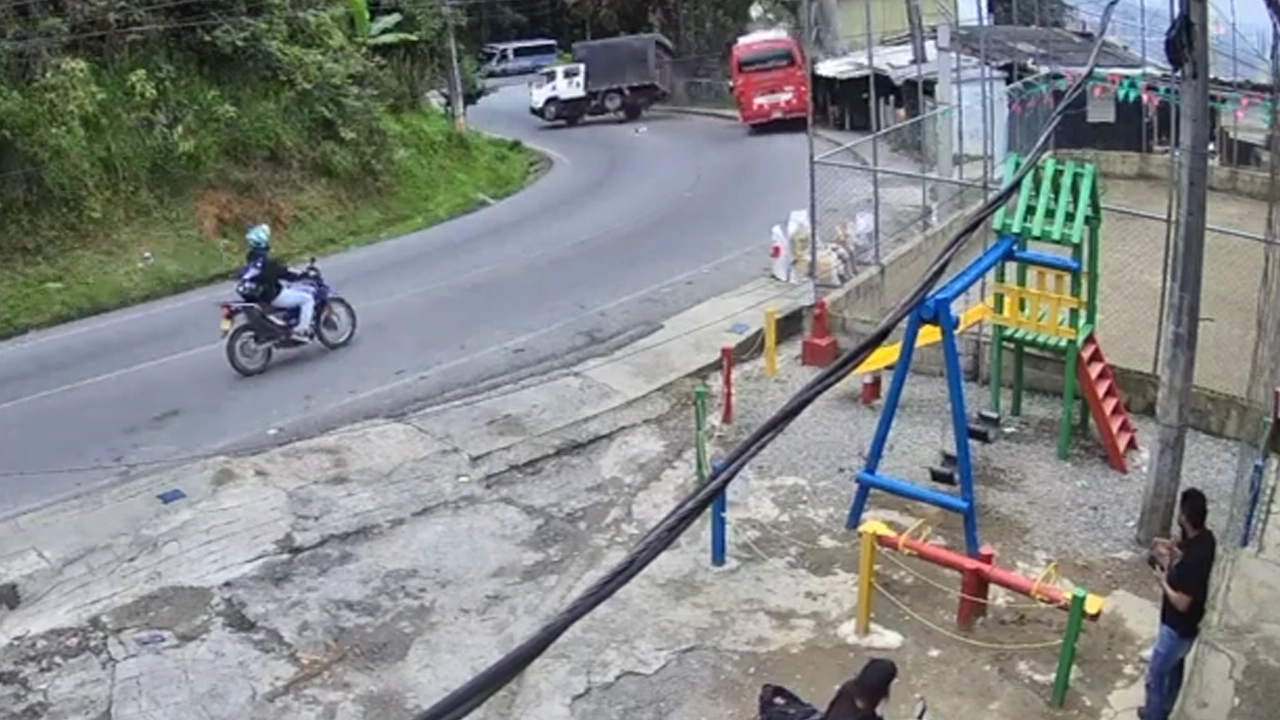 ¿Iba ‘arriando’ al camión o sin frenos? Revelan video del grave accidente en Santa Elena: bus se llevó una casa
