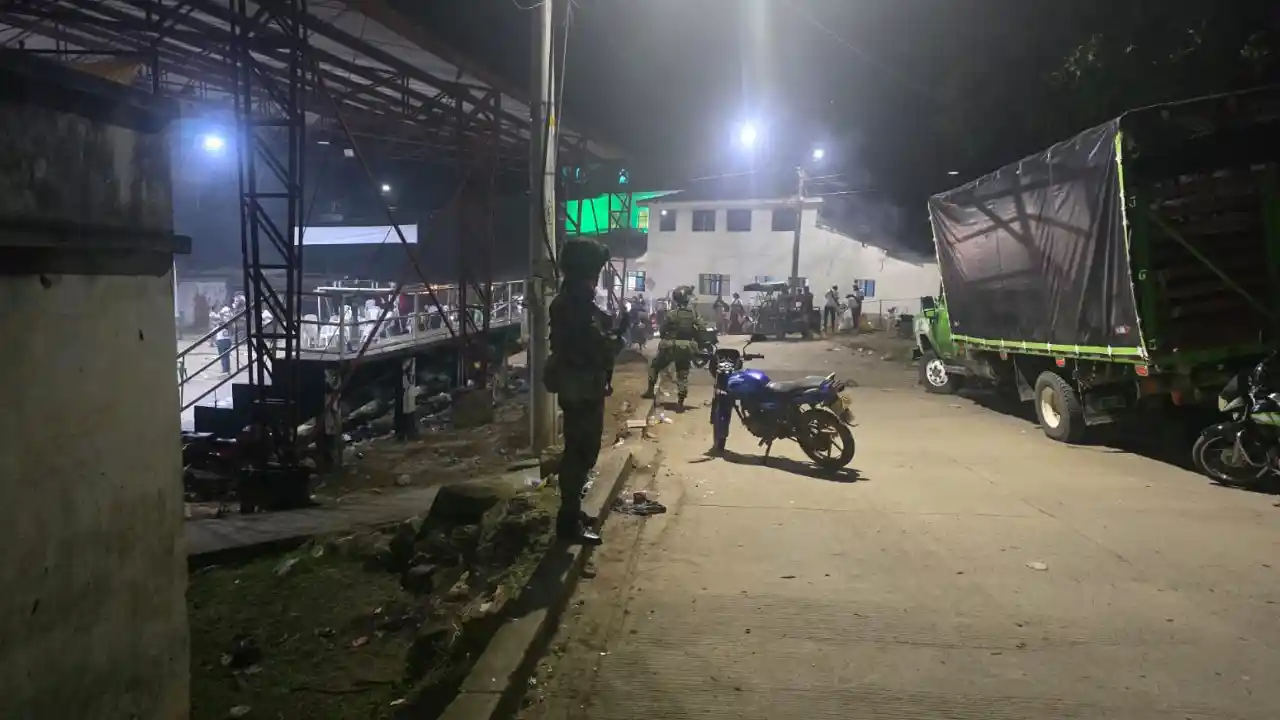 ¡Cayeron con drones y llovieron balas! Ataque de disidencias a estación de Policía en Suárez, Cauca