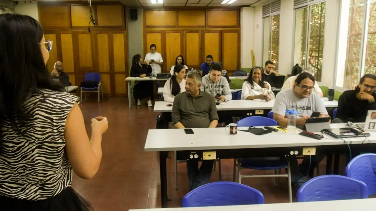 Capacitan a docentes en modelos de educación flexible