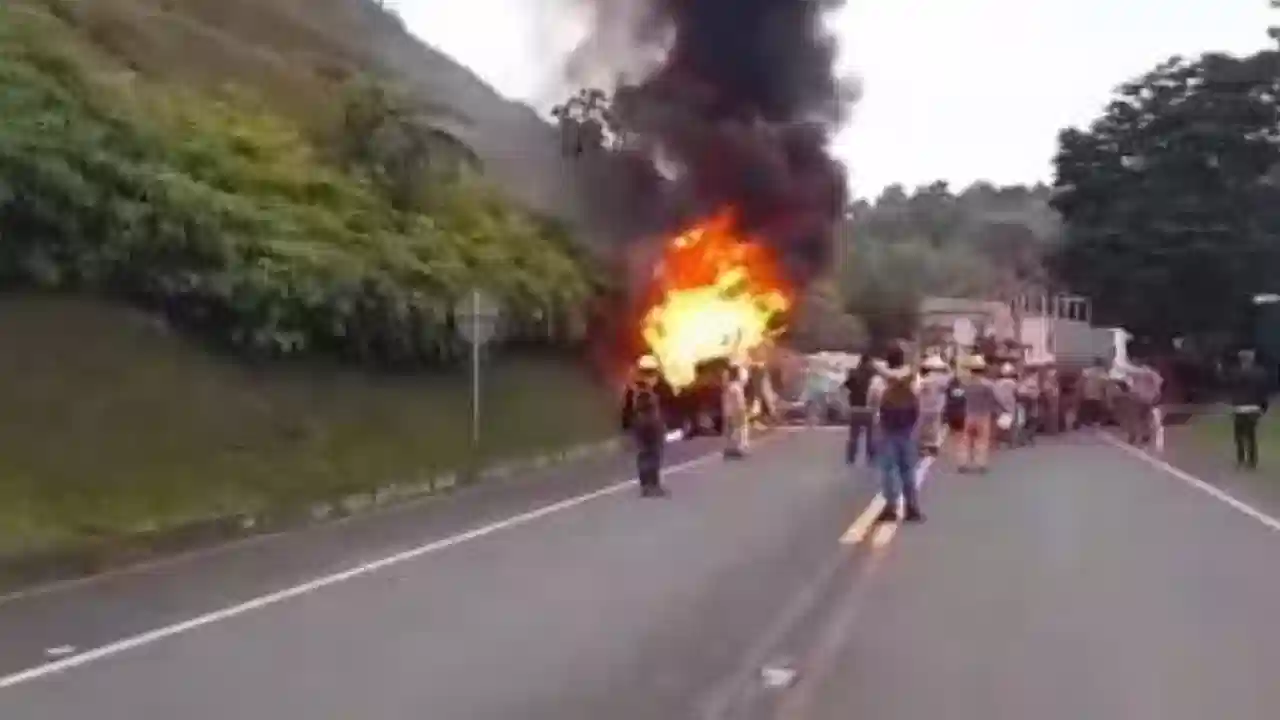 Choque entre bus y tractocamión en la vía Panamericana