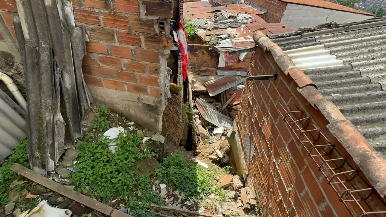 ¡Colapsó una vivienda en Medellín!: evacuación previa evitó una tragedia en el barrio El Pinal