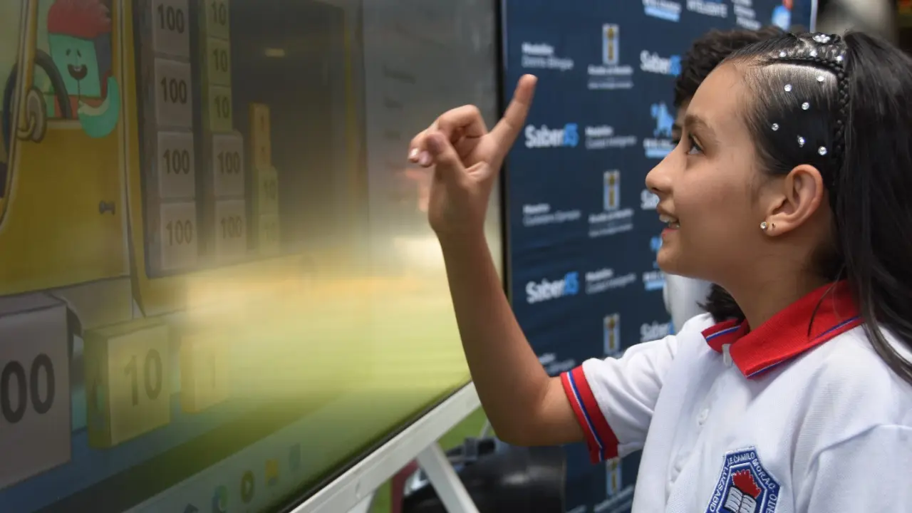 Medellín se convirtió en cuna de genios digitales: 7 mil estudiantes ya dominan la IA y la robótica