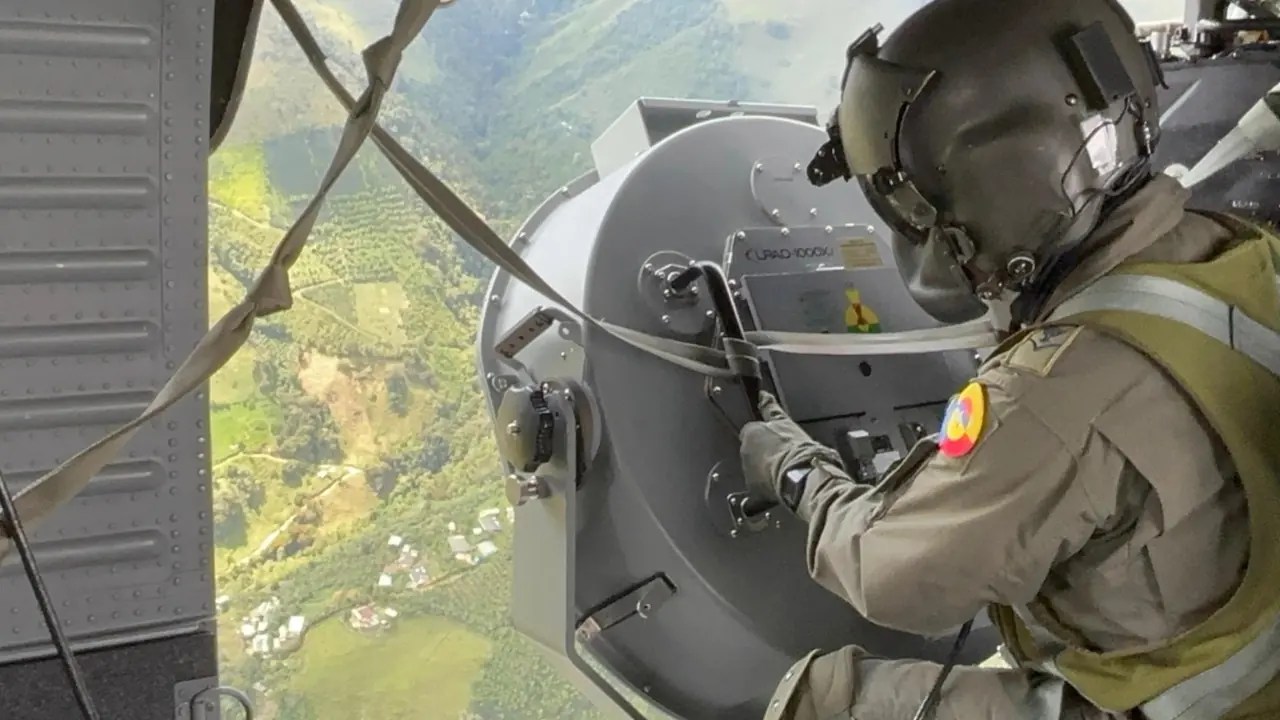 Fuerza Aeroespacial Colombiana lanzan volantes con mensajes de desmovilización en la vía Medellín – Quibdó