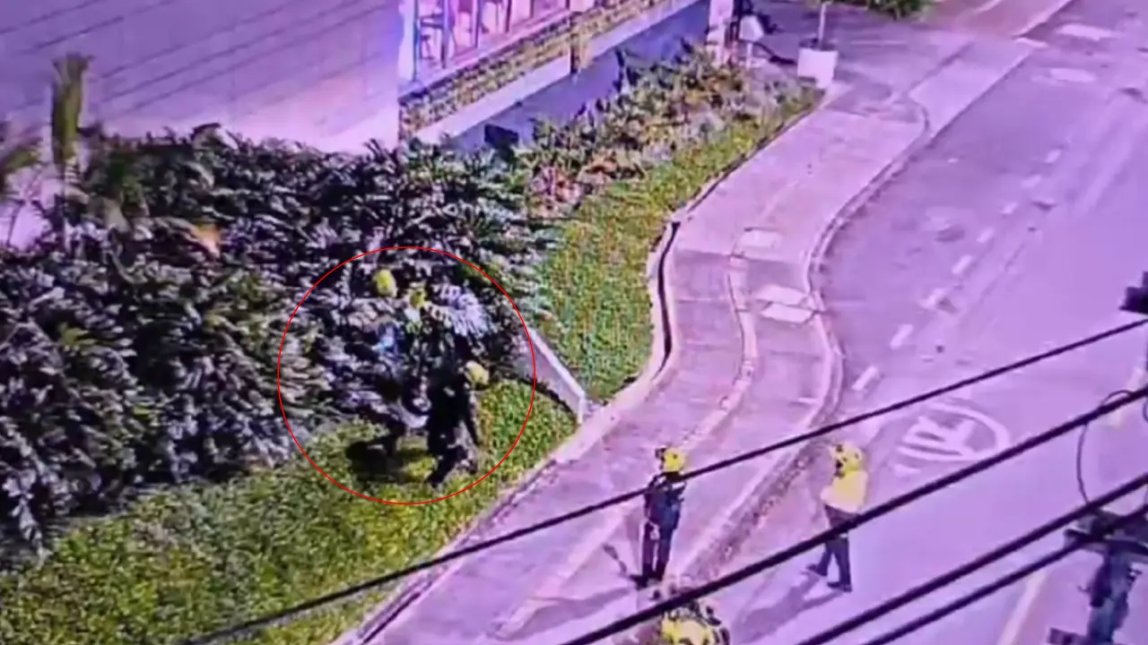 Lo pillaron por cámaras con un fierro y moto con placas alteradas tras persecución en El Poblado