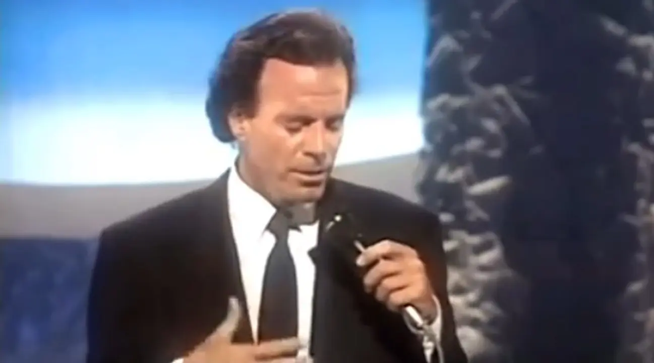 Julio Iglesias filtra chats de sus denunciantes para probar su inocencia