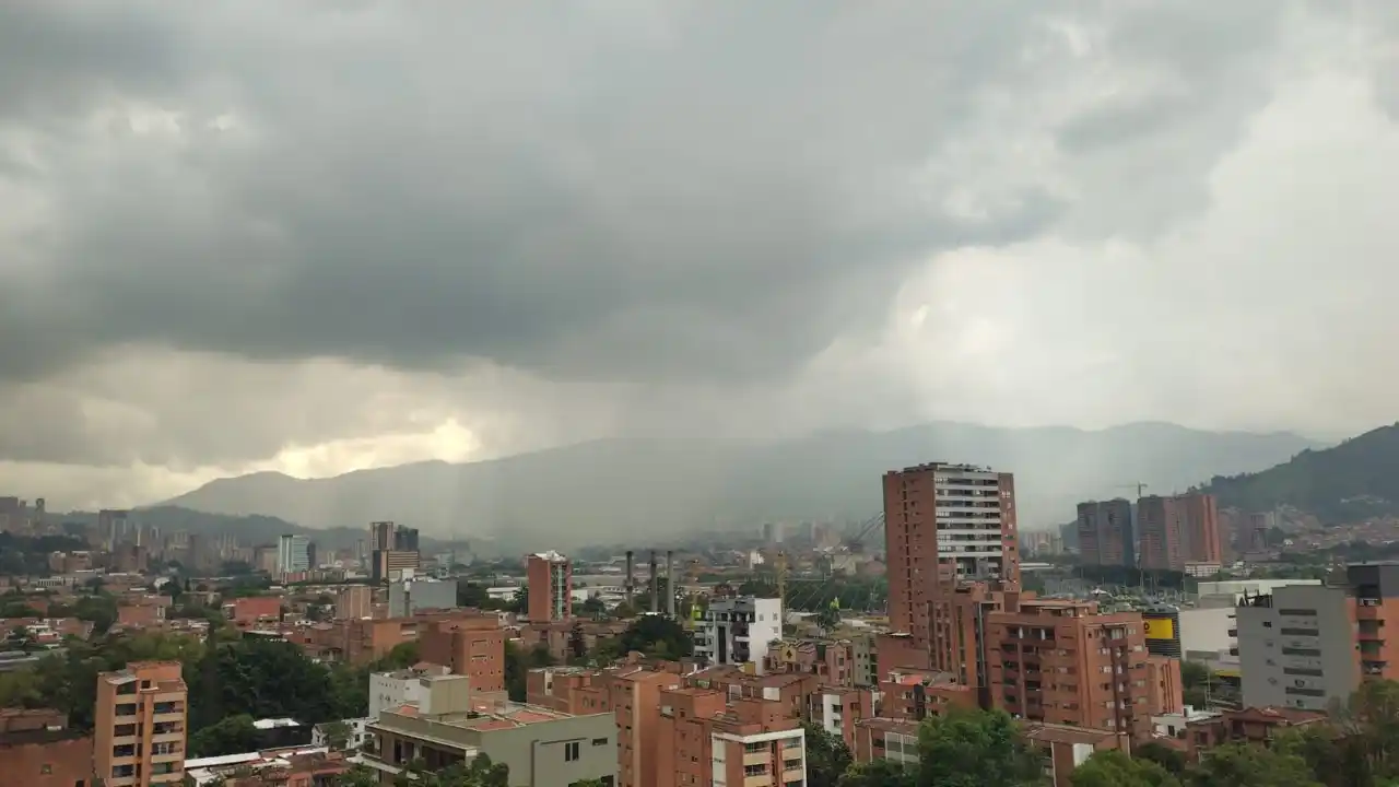 Lluvias de alta intensidad cubren gran parte de Medellín esta tarde