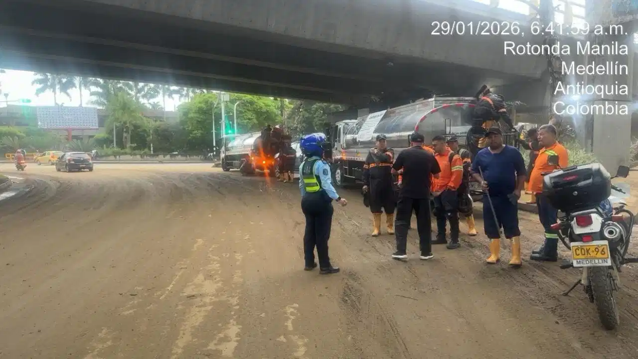 Lluvias colapsan vías en Medellín: inundaciones, cierres y alerta por más aguaceros este jueves