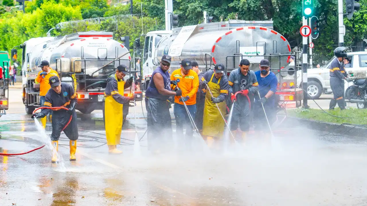 Medellín no se detiene y ya sacó 10 volquetas de lodo