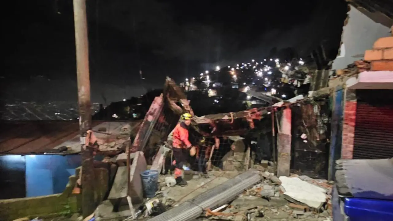 Rescatan a tres personas y dos perros tras colapso de local en Manrique