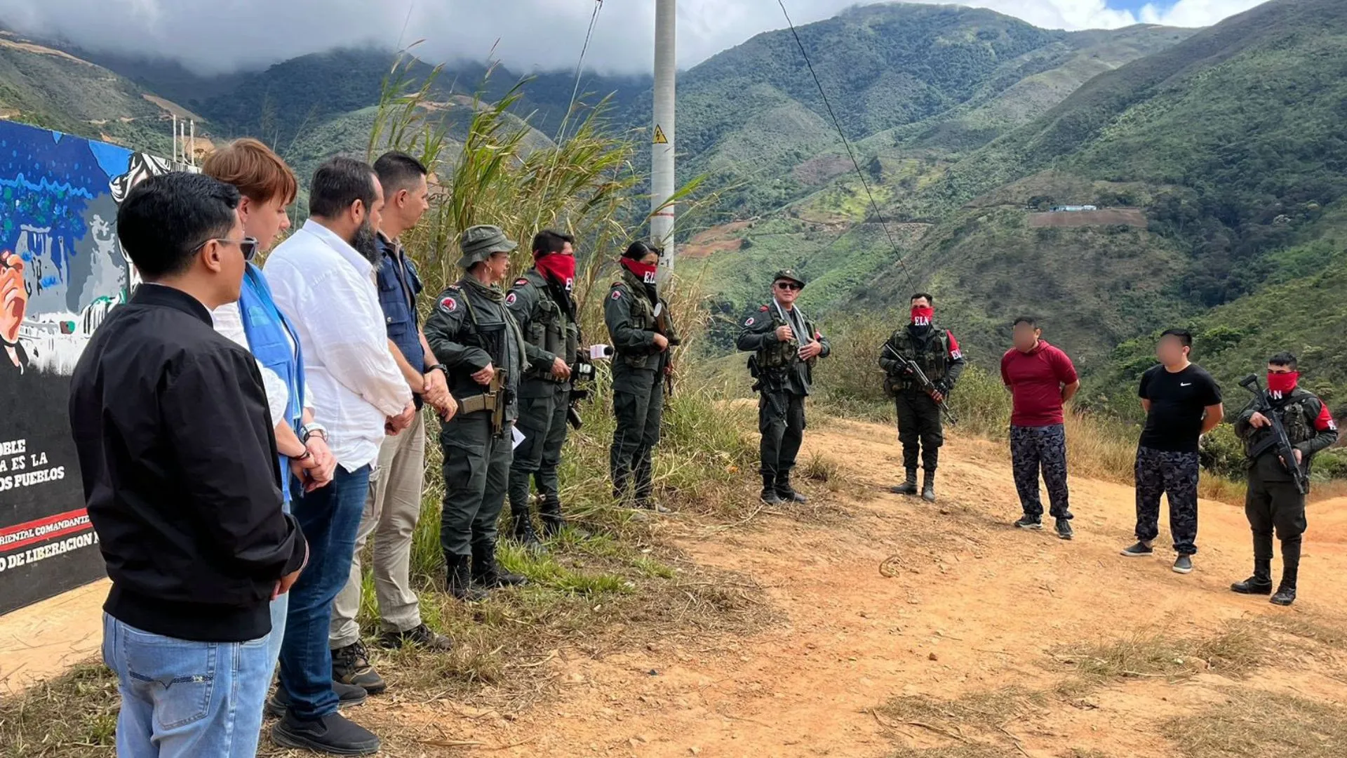 ¡Alivio y emoción! Así fueron recibidos los cinco policías liberados por el ELN en el Catatumbo