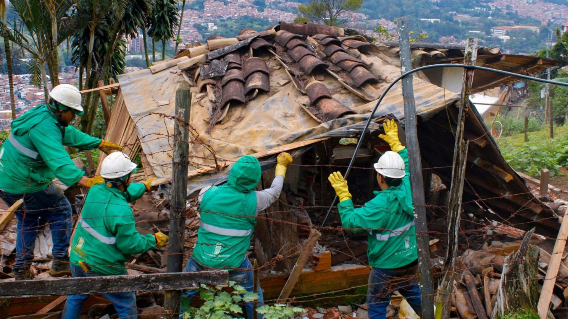 ¡Medellín le puso freno a las invasiones! Durante 2025 se recuperaron más de 50.000 m² de espacio público