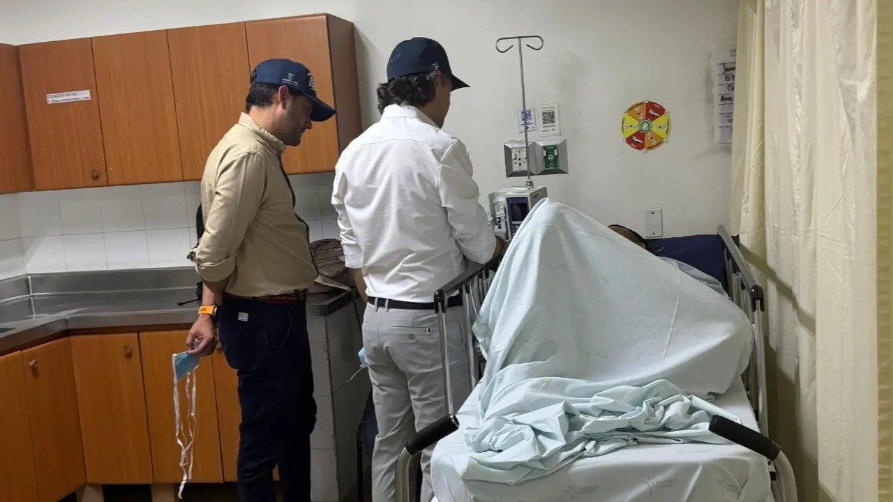 Alcalde de Medellín visitó a los dos policías heridos en balacera en Aranjuez