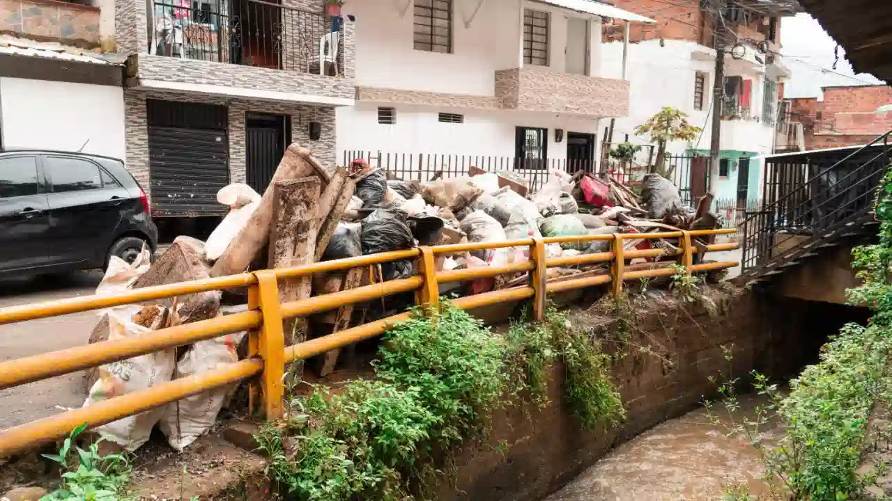 ¡Medellín sigue en alerta! El Ideam advierte sobre deslizamientos y Fico pide no botar basura a las quebradas
