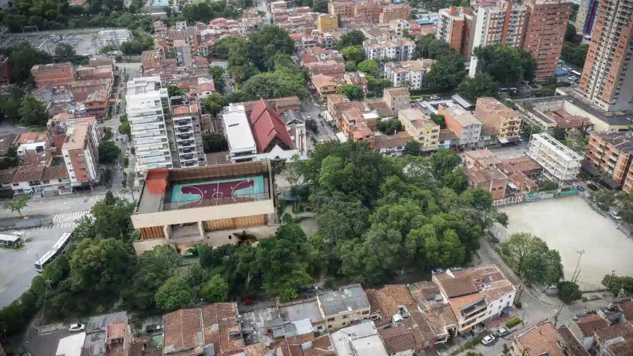 Avanza el primer Recreo Deportivo en Los Alpes: Fico supervisa obras