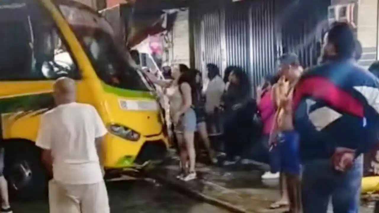 ¡Bus sin frenos hizo un desastre! Se fue en reversa y levantó a dos mujeres en Las Estancias, Villa Hermosa