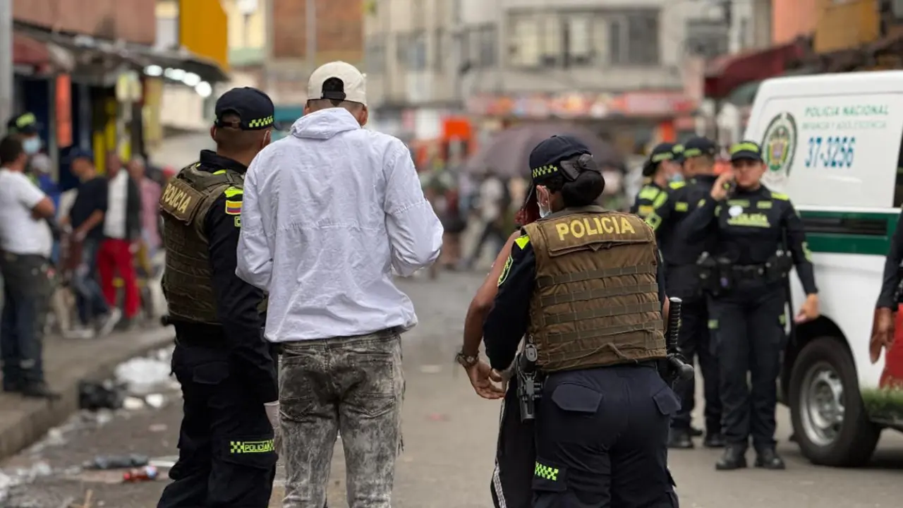 Caen 13 delincuentes tras megaoperativo en Medellín