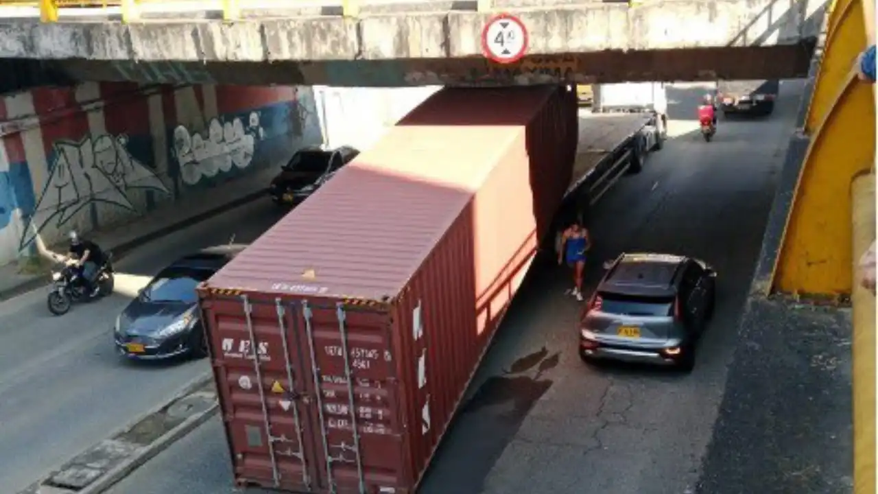 Tráfico lento en la avenida 80: camión impactó el puente y perdió su contenedor