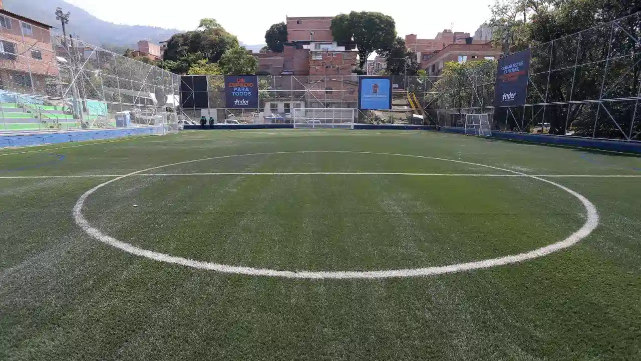 Medellín entrega renovada la cancha La Mansión en la comuna 8.