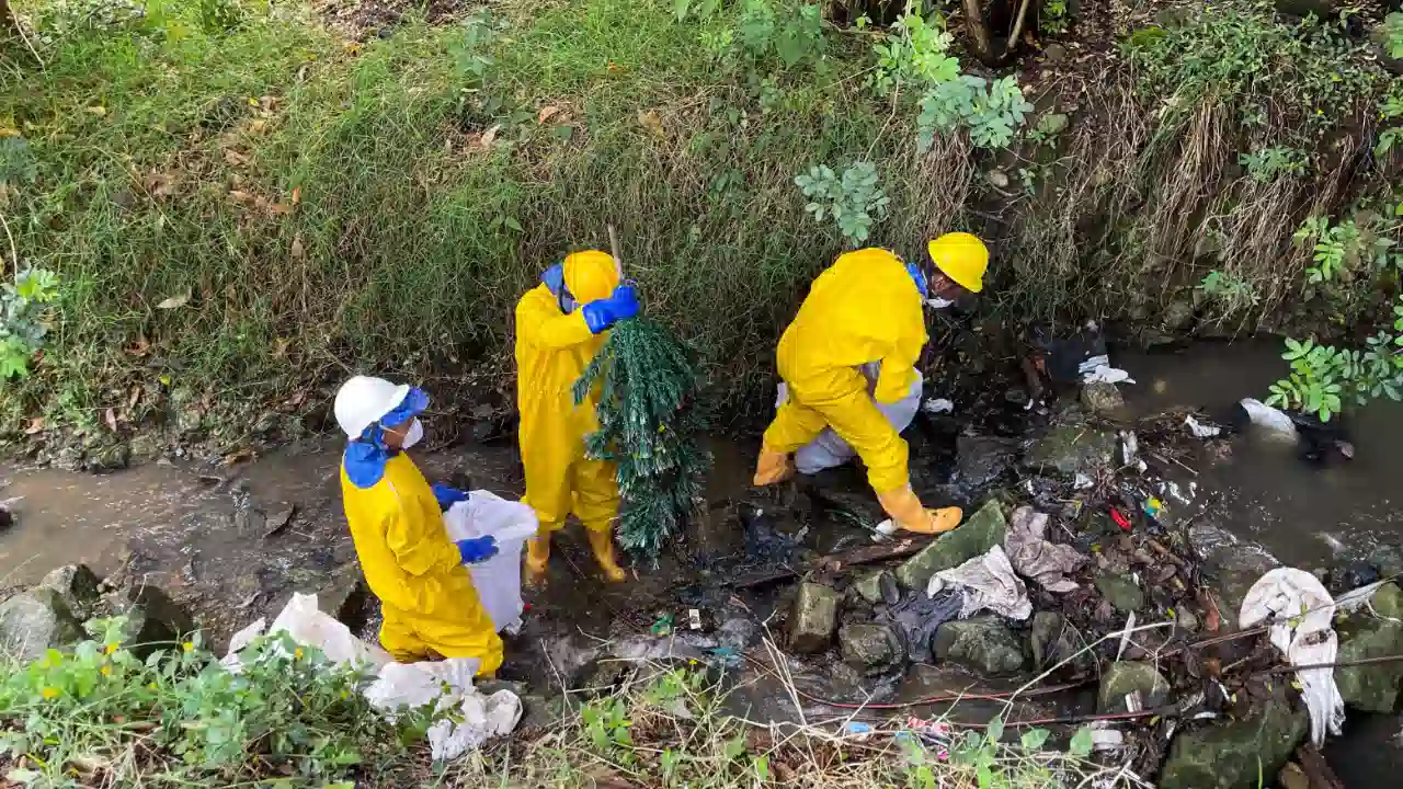 Medellín mantiene alerta por lluvias y acelera limpieza de quebradas