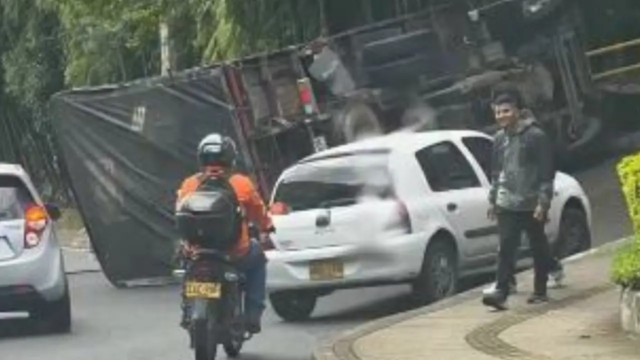 Se volcó un furgón frente al Vizcaya y bloqueó la vía