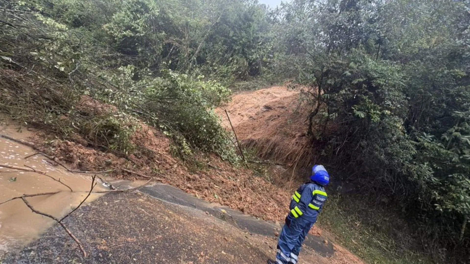 ¡Atención! Se presenta cierre total en la vía a Santa Elena por derrumbe: no hay paso en ninguna calzada