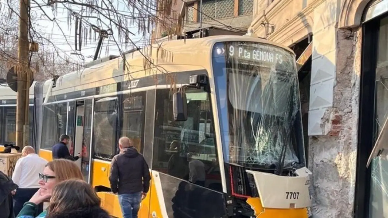 tranvia de milan se accidento por circular a altisima velocidad