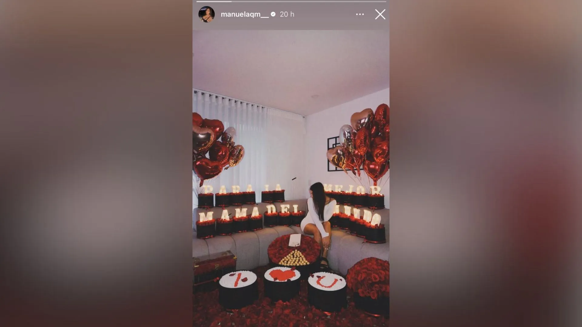 Una publicación en redes sociales volvió a poner a Blessd y Manuela QM en el centro de la conversación digital, luego de que ella compartiera una imagen con una decoración especial que desató múltiples interpretaciones. El gesto surge en medio de rumores sobre una posible crisis sentimental, aunque ninguno de los dos ha confirmado ni desmentido las especulaciones.