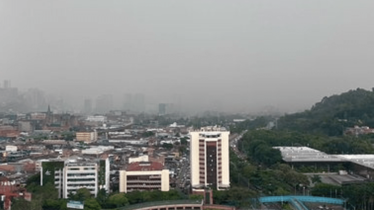 Fuerte tormenta eléctrica obliga a tomar precauciones en Medellín