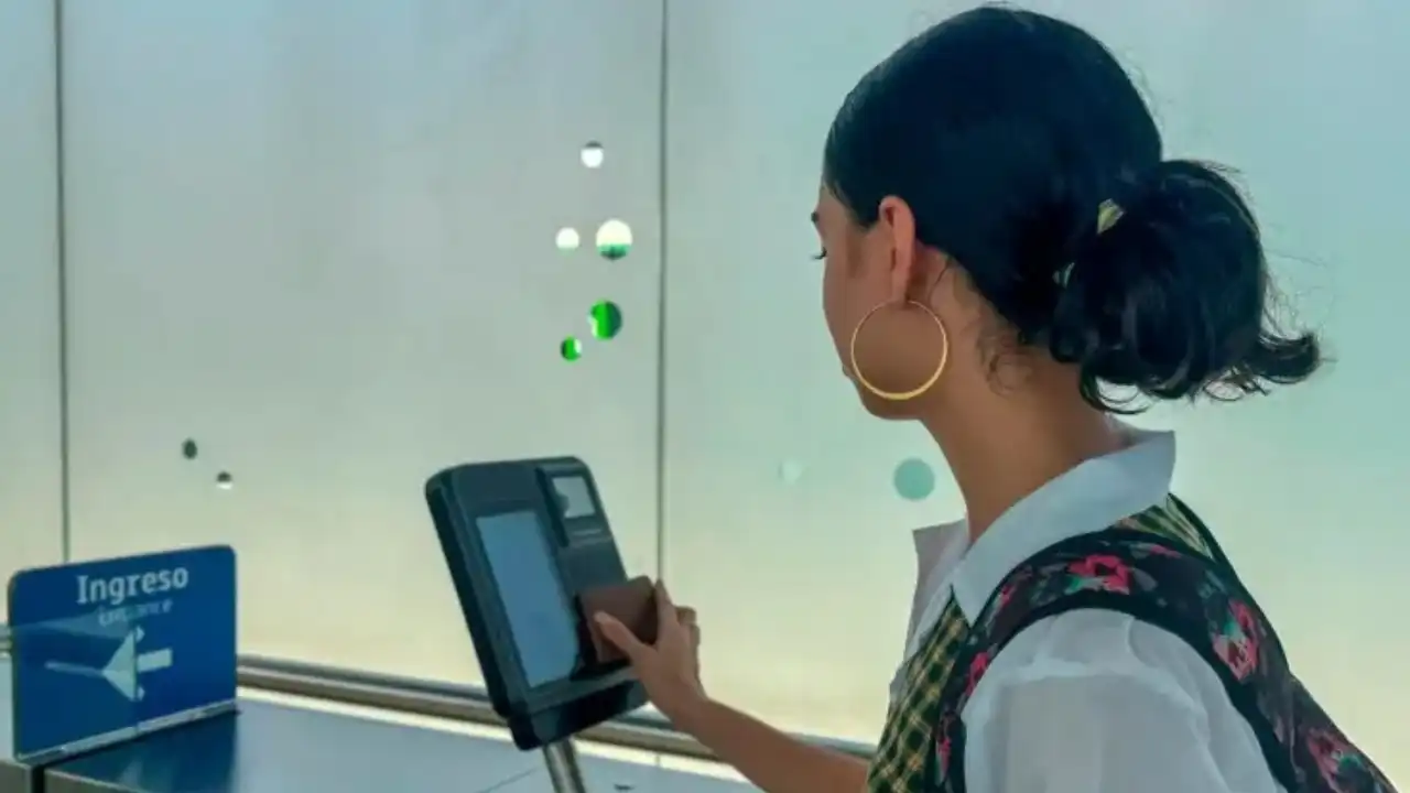 ¡Pasaje asegurado! Recargas del Metro impulsan a miles de estudiantes en Medellín
