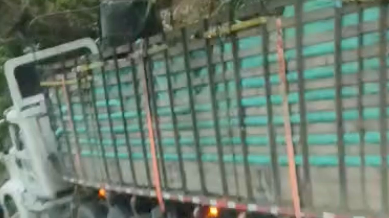 Tractomula terminó fuera de la calzada cerca de una curva en la vía que conecta a Medellín con Bogotá