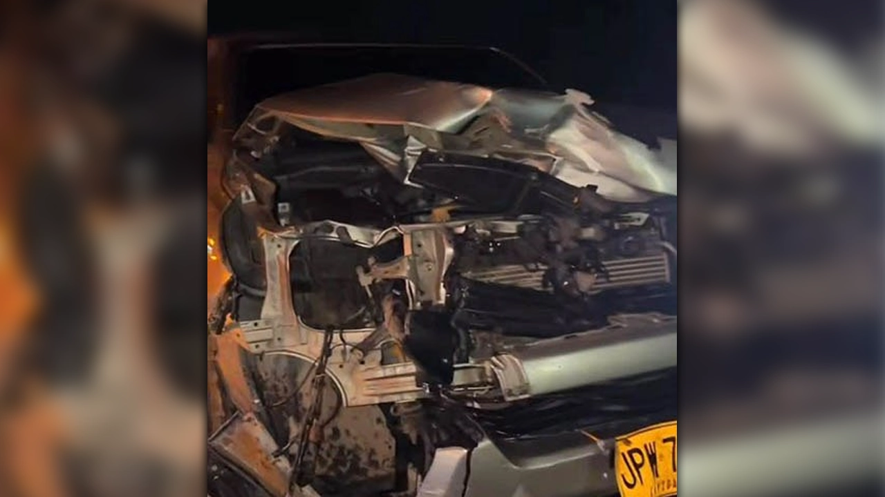 El susto de la vida Reconocida cantante de vallenato se accidentó en su camioneta que quedó destruida