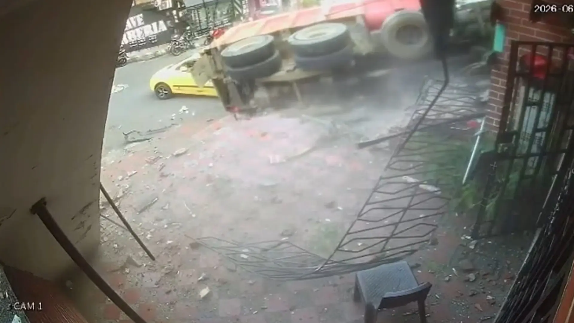 En video quedó: Así fue como se incrustó la volqueta sin frenos en una casa en Moravia