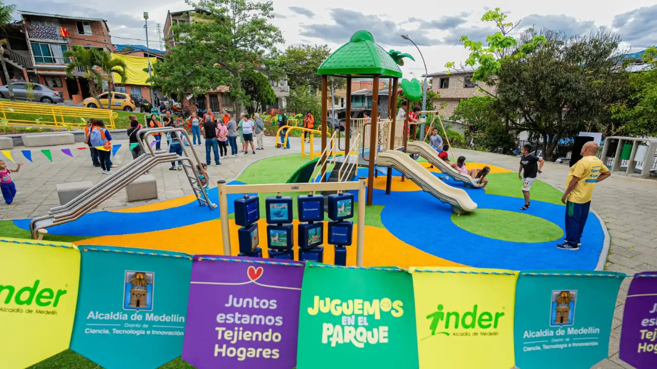Niñas y niños disfrutan de actividades recreativas en 72 parques de Medellín