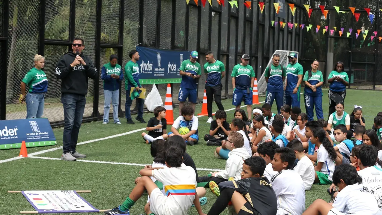 La pasión por el Mundial también se vive en Medellín con torneos de fútbol para todas las edades