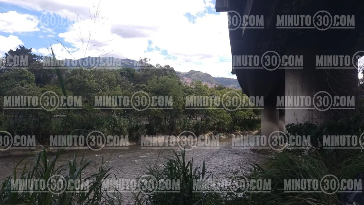 Rescatan del río Medellín, en Moravia, el cuerpo de un hombre con heridas de arma blanca
