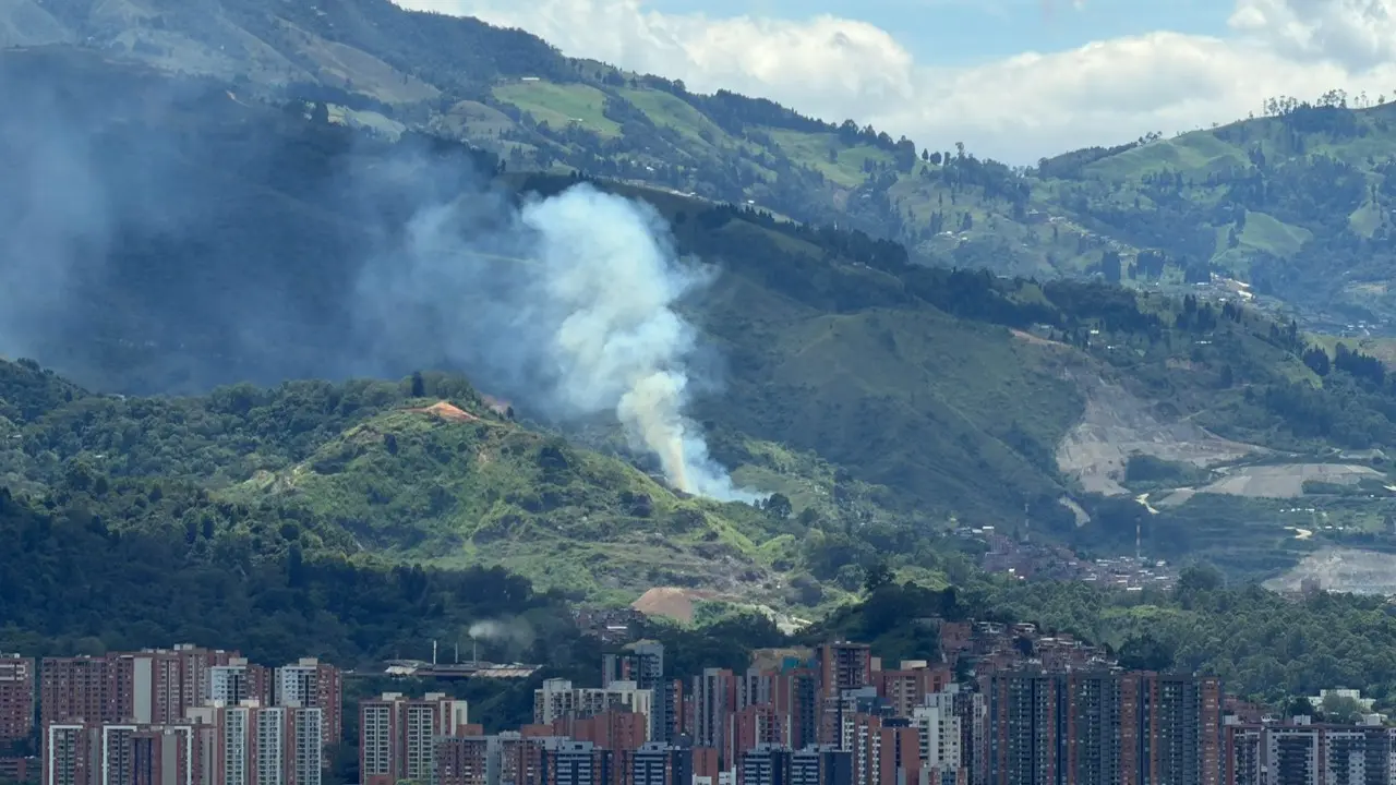 ¡Atención! Refuerzan operativo para controlar incendio forestal en Altavista con tercera tripulación