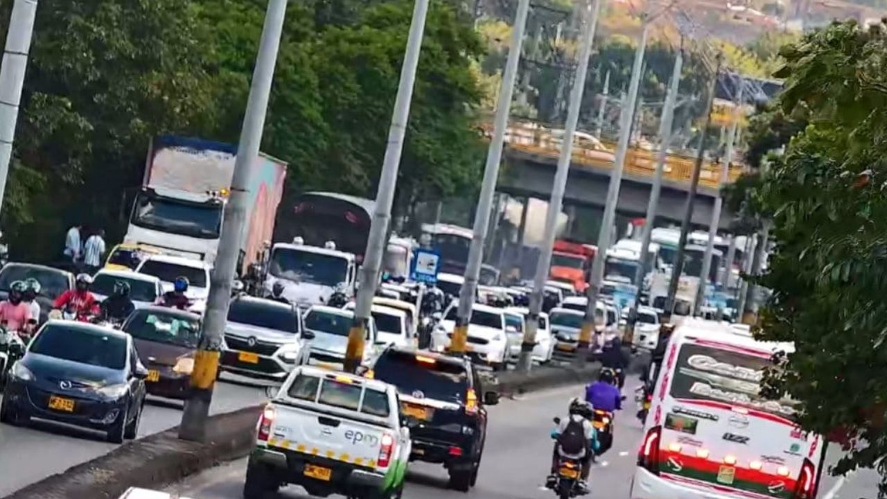 ¡Ojo! Hay ‘taco’ en la Autopista Norte por siniestro vial a la altura de Belalcázar; maneje con precaución