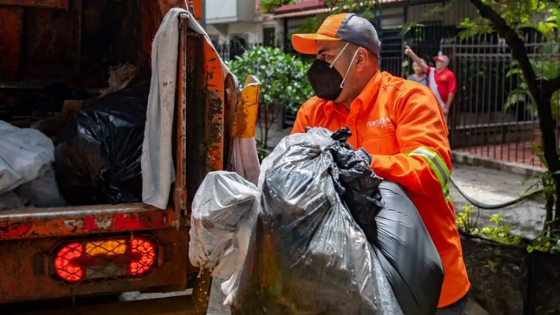 ¡Un mal manejo de la basura cobra factura! Más de 60 operarios de Emvarias han resultado lesionados