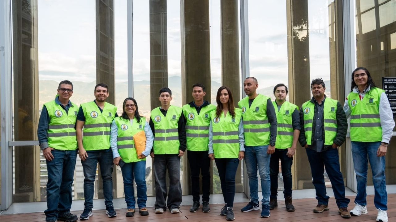 Medellín envía ingenieros voluntarios para inspeccionar viviendas afectadas en Manizales y Pereira