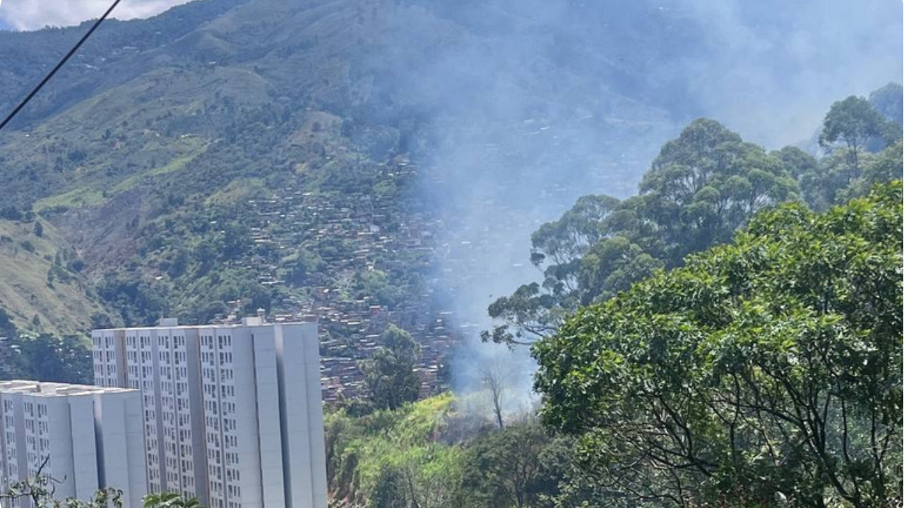 Autoridades despliegan operativos de socorro por incendio forestal en Buenos Aires