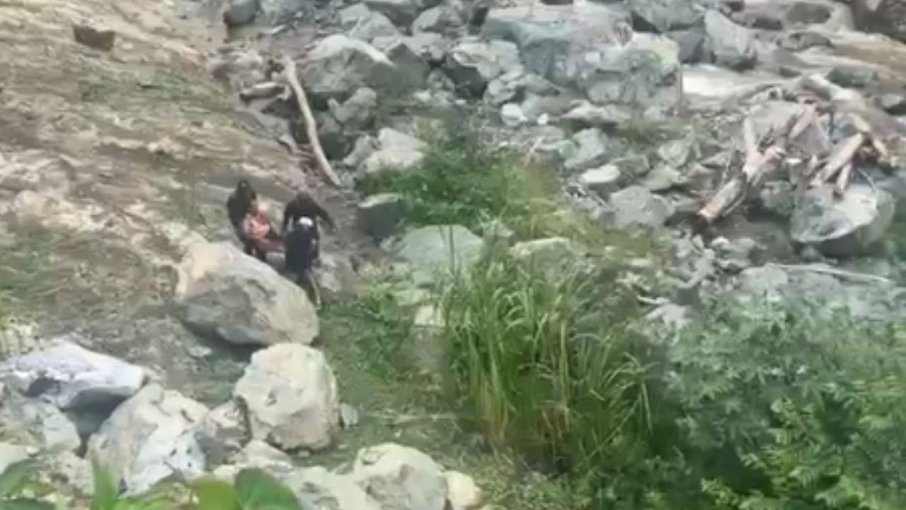 Desprendimiento de roca provoca accidente en vía entre Medellín y Salgar; reportan varias personas fallecidas